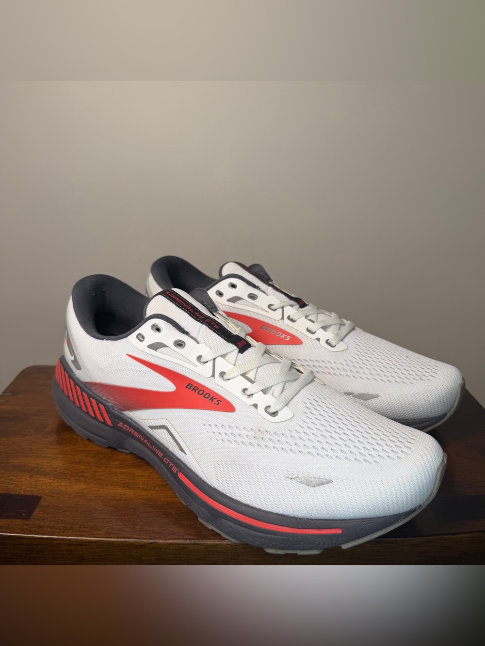 Brooks Adrenaline GTS 23 Men’s 12.5 D White Red Running Shoes 1103911D193